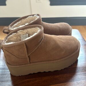Like new Women’s Classic Ultra Mini Platform